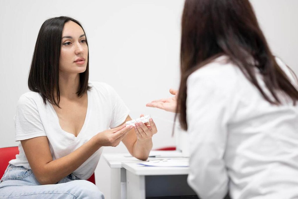 Pilule Slinda : avis, efficacité sans œstrogènes, effets secondaires et acné 3 Patiente échangeant avec sa gynécologue sur les effets de la pilule Slinda.