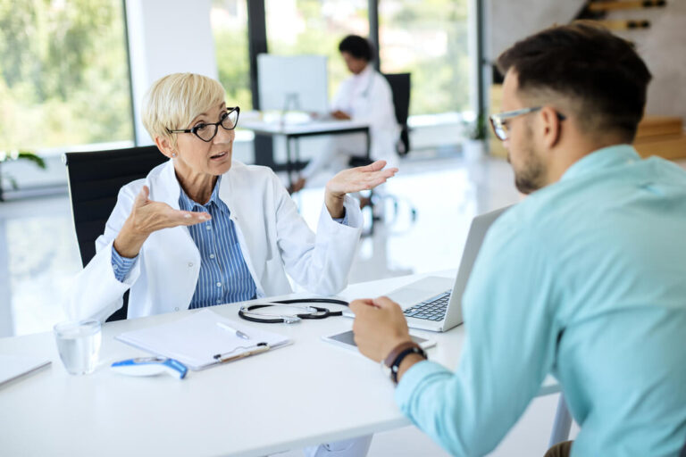 Accueil 1 Patient en consultation chez le médecin l'après-midi pour un arrêt de travail.