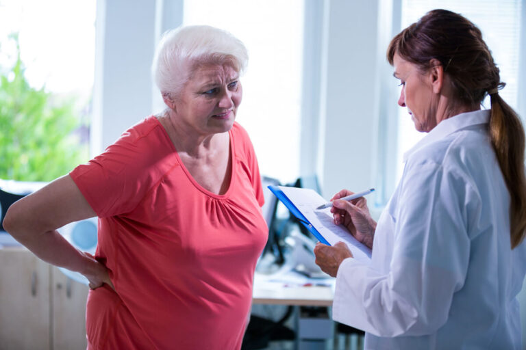Évaluation médicale d'une patiente atteinte de fibromyalgie lors d'un bilan d'invalidité.