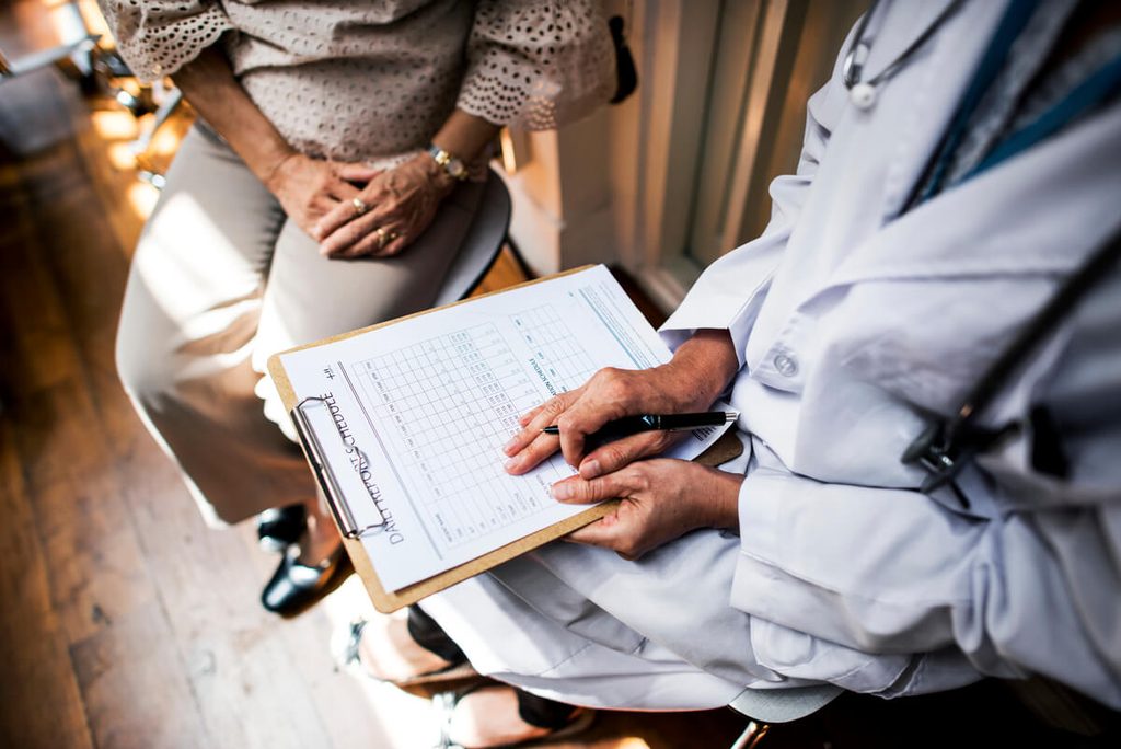 Psychiatre et patient établissant ensemble un calendrier de sevrage médicamenteux progressif.