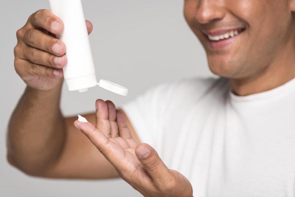 Cicatrice de brûlure : comment en atténuer l'aspect avec une crème brûlure adaptée 3 Tube de crème cicatrisante adaptée aux traces et marques de brûlures sur la peau.