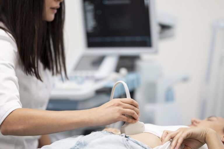 Échographie précoce endovaginale montrant la mesure de la longueur cranio-caudale de l'embryon.