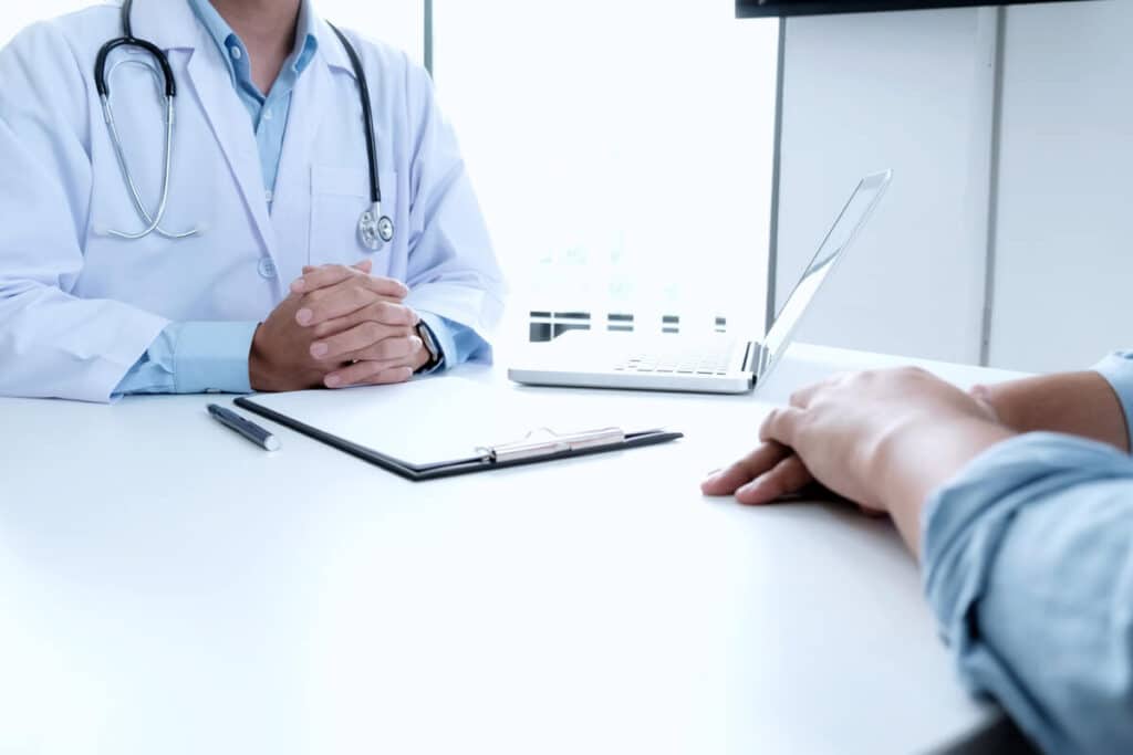 Médecin expert évaluant les séquelles et le taux d'incapacité d'une victime d'accident.