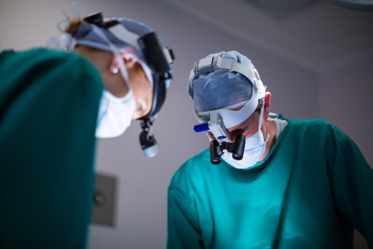 Intervention de chirurgie réfractive au laser pour corriger l'astigmatisme.