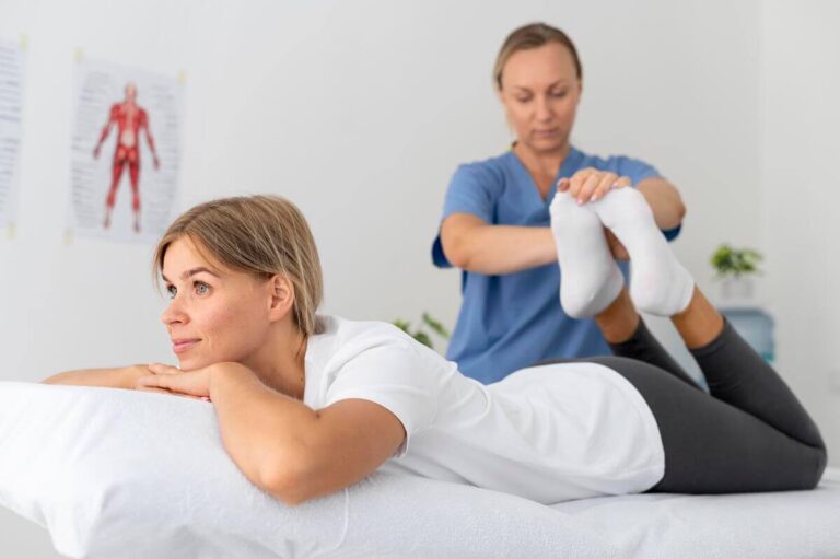 Kinésithérapeute réalisant une séance de rééducation lombaire en cabinet.