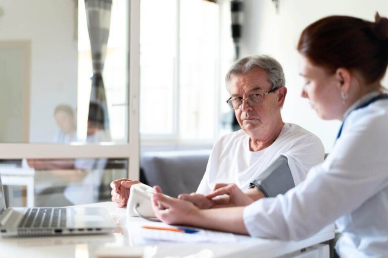 Accueil 1 Patient en consultation médicale demandant le transfert de son dossier de soins.