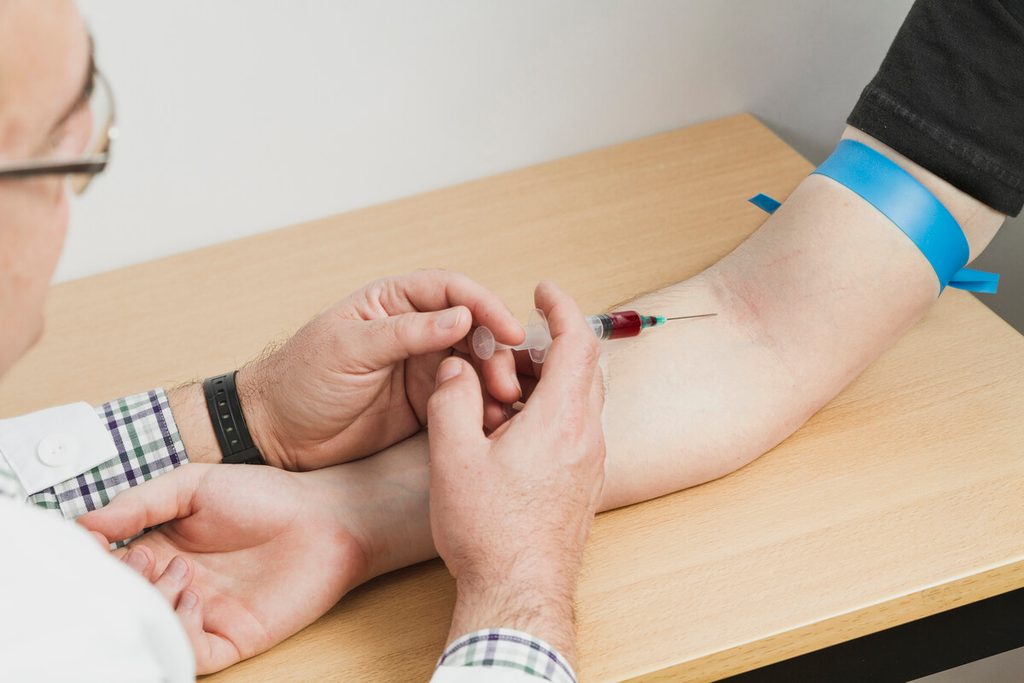 Test pipi à J5 post-transfert d'un blastocyste : fiabilité, faux négatifs et timing 3 Patiente réalisant sa prise de sang officielle de bêta-hCG pour confirmer l'implantation embryonnaire.