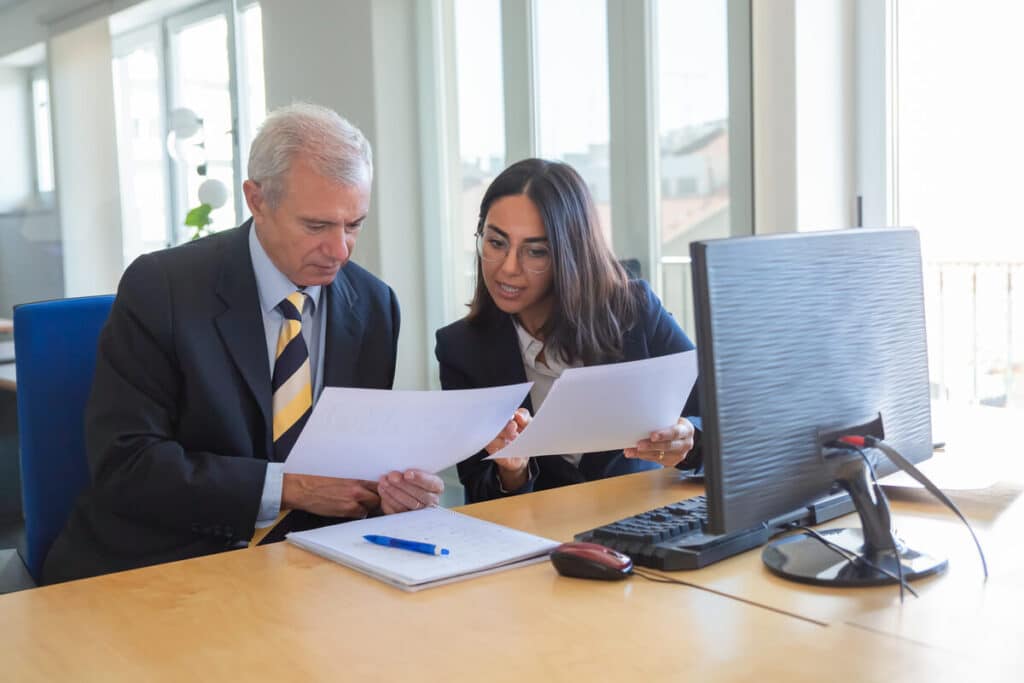 Consultation d'un dossier de protection juridique et de gestion budgétaire avec un tuteur.