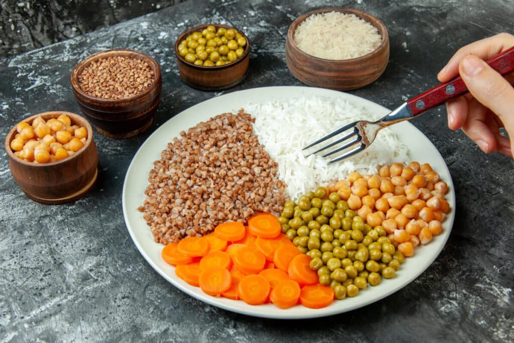 Assiette d'alimentation anti-inflammatoire riche en oméga-3, légumes verts et céréales complètes.
