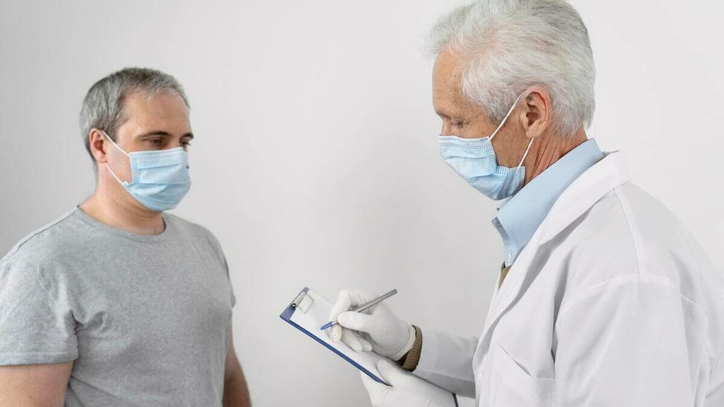 Patient en convalescence échangeant avec son médecin après une chirurgie de la prostate.