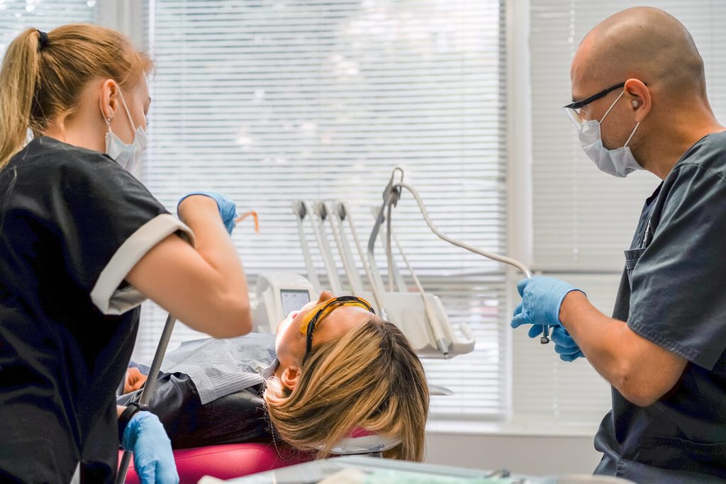 Chlorhexidine qui tache les dents : pourquoi ces taches brunes et comment les enlever ? 4 Séance d'aéropolissage chez le chirurgien-dentiste pour éliminer les colorations extrinsèques.