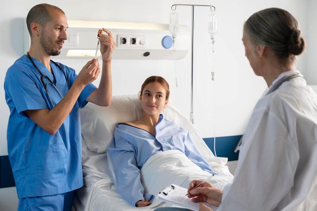 Formateur IFSI évaluant la pose d'une perfusion et la traçabilité lors d'un stage hospitalier.