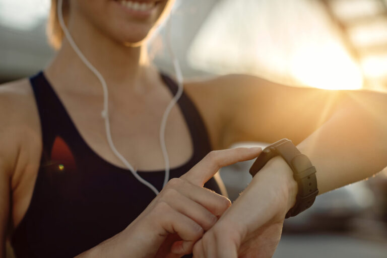 Accueil 1 Écran d'une montre connectée affichant le rythme cardiaque en temps réel au poignet d'une personne.