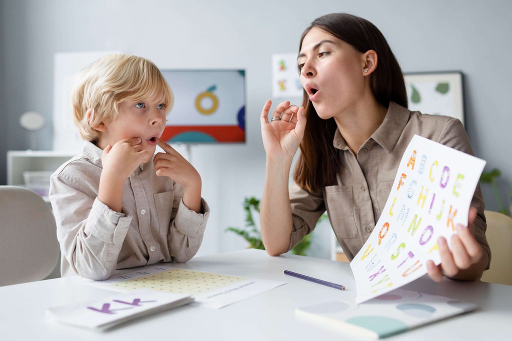 Enfant réalisant des exercices de rééducation de la respiration nasale et du placement lingual chez l'orthophoniste.
