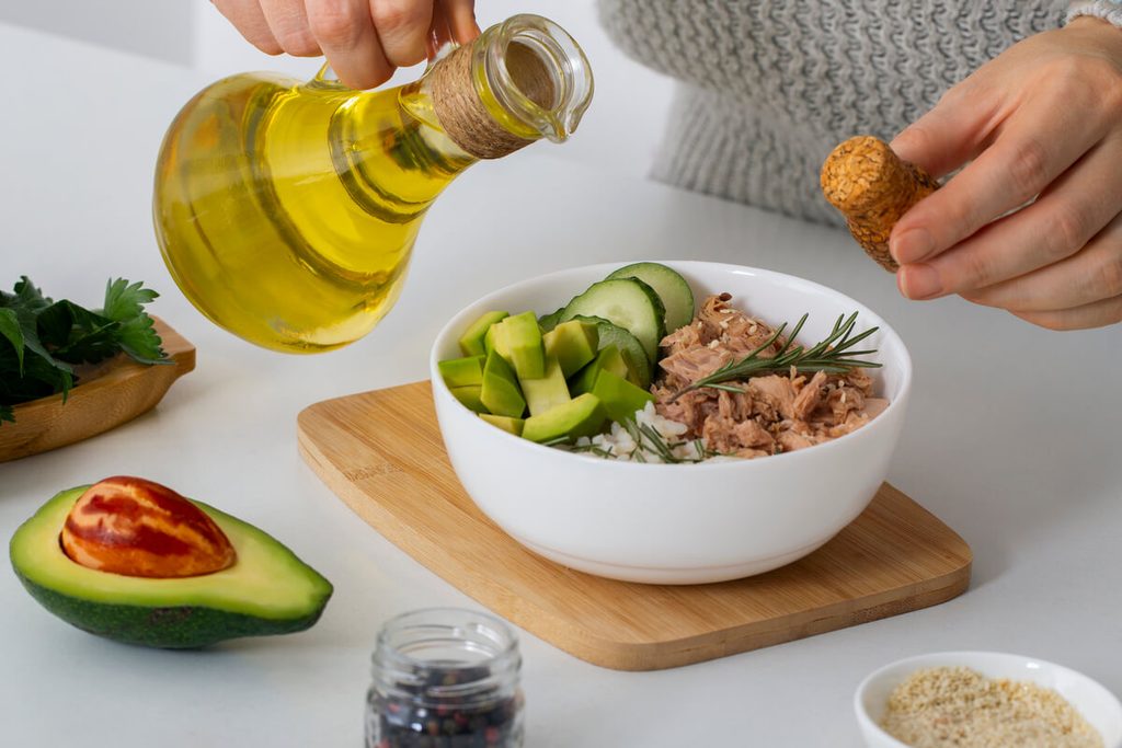 Salade composée assaisonnée à l'huile de lin avec avocat, maquereau et graines oléagineuses pour couvrir les besoins en oméga-3.