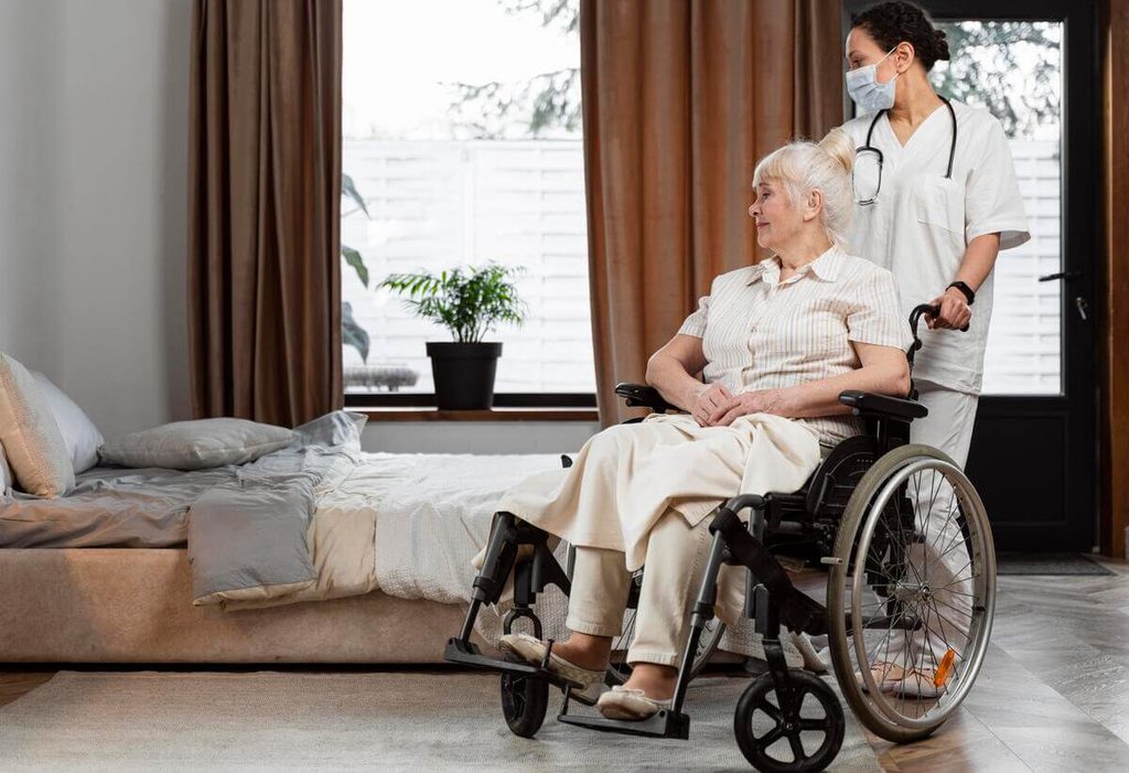Chambre individuelle en maison de retraite médicalisée dotée d'un lit médicalisé, de barres d'appui et d'un fauteuil ergonomique.