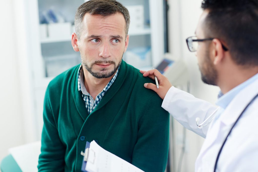 Entretien d'évaluation du retentissement fonctionnel de l'épaule avec un médecin conseil.