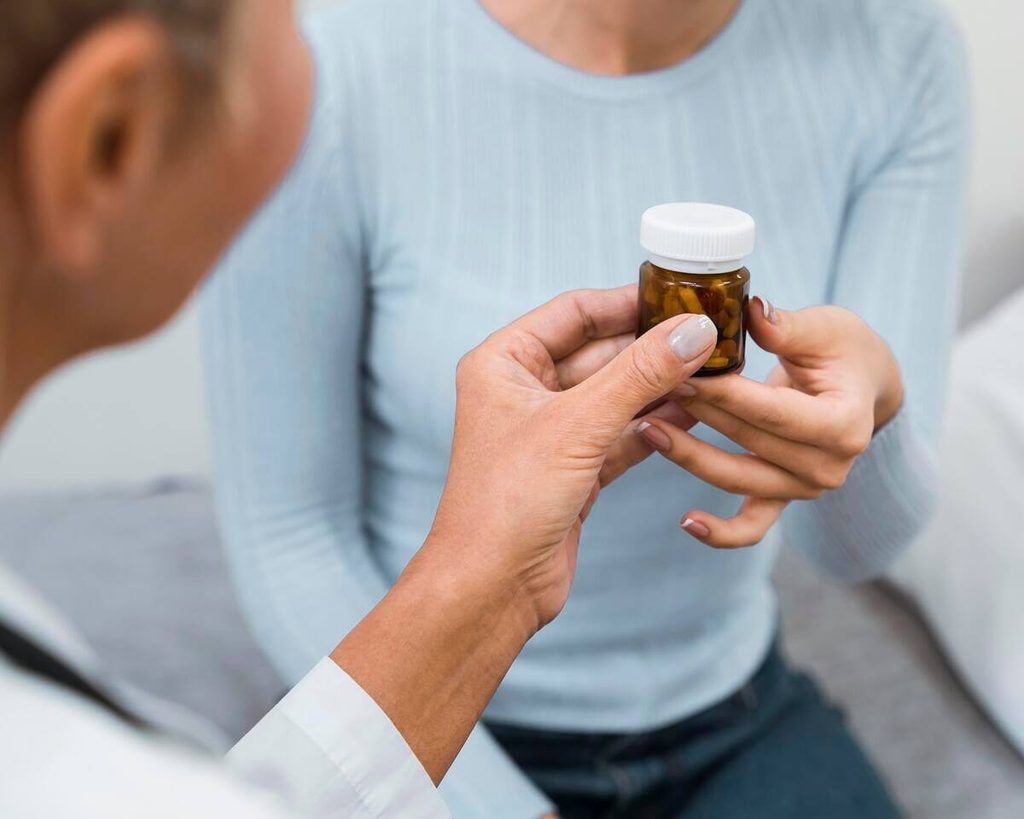 Comment préserver et rééquilibrer sa flore intime au quotidien ? 3 Boîte et gélules de probiotiques contenant des souches de lactobacilles pour restaurer la flore intime.