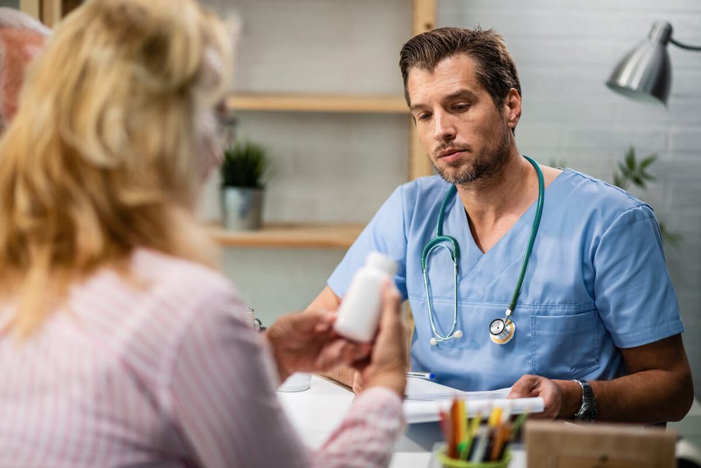 Paroxétine : avis, effets secondaires et sevrage 3 Médecin échangeant avec une patiente lors du suivi d'un traitement antidépresseur.