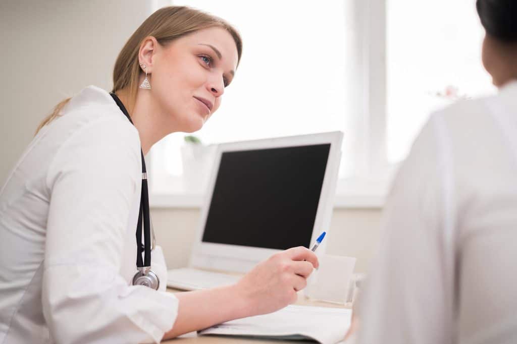 Bouffée délirante : témoignages et ce qu'il faut savoir 4 Consultation médicale de suivi pour consolider la rémission après une bouffée délirante.